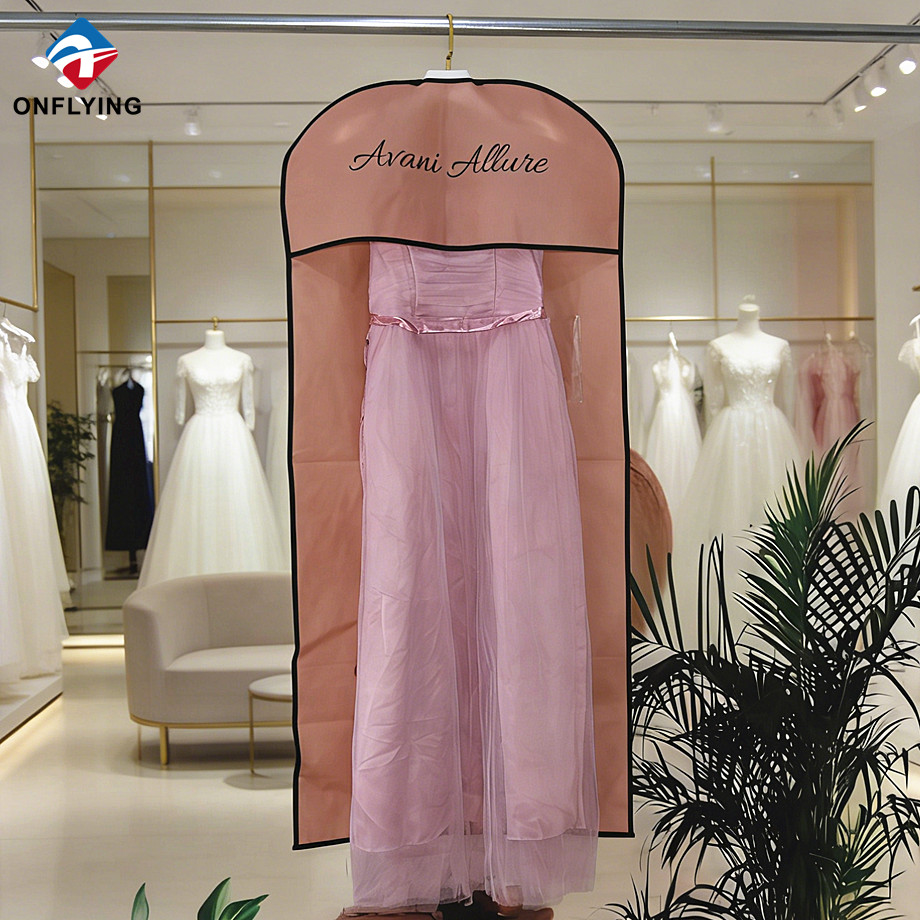 Couverture d'emballage de robe non tissée rose de vêtements les plus vendus avec capuchon anti-poussière sur le dessus de l'usine Chine