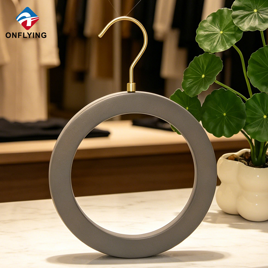 Luxuriöse, langlebige Boutique-Display, großer Krawattenhalter für Herrenanzüge aus Holz mit rundem Haken, Fabrik China