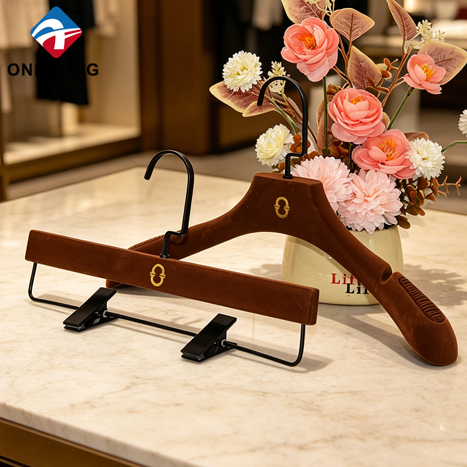 Luxury Boutique Store Shoulder Notches Custom Color Smooth Velvet Flocked Hanger Set Factory China