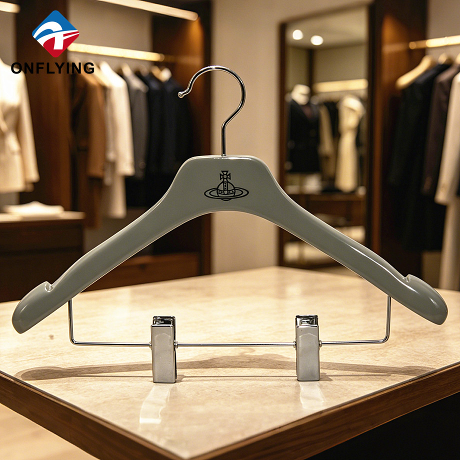 Fashion Popular Luxury Mahogany Wooden Skirt Hanger with Gold Clips Supplier China - COPY - a77f0h