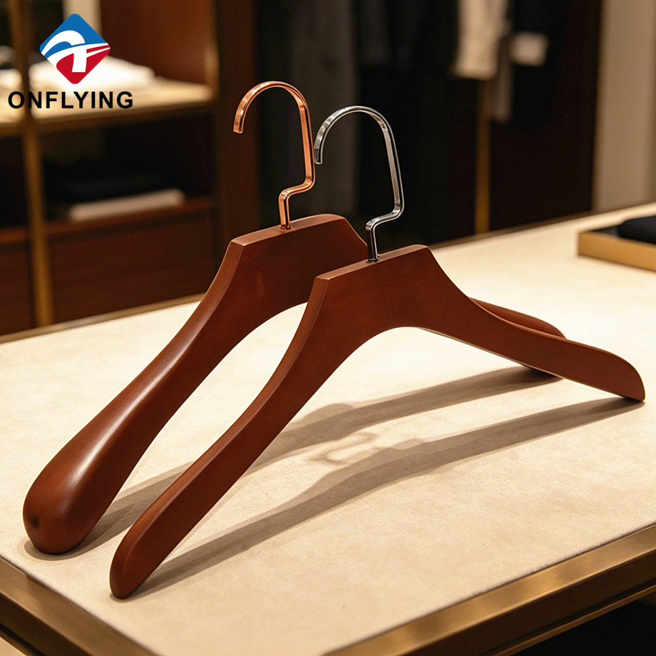 Bekleidungsboutique, glänzendes Braun, verschiedene Stile, glatte Kleidung, massiver Kleiderbügel aus Holz, Lieferant China
