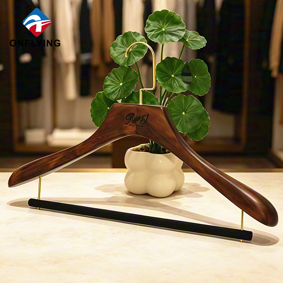 Percha de ropa de traje de madera lisa y sólida con estilo clásico con barra de pantalones Proveedor de logotipo personalizado China