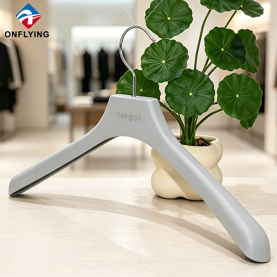 Matériau durable de haute qualité Cintre de chemise en plastique gris lisse Logo personnalisé Fabricant Chine