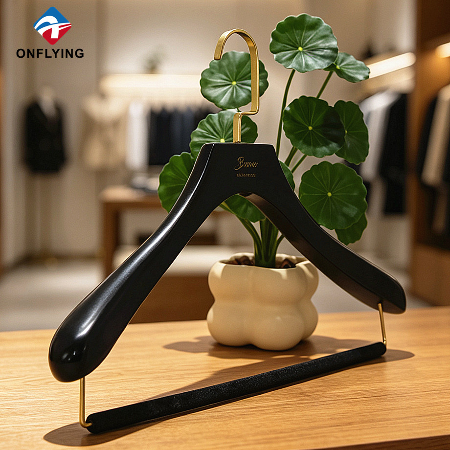 Cintre solide en bois lisse et brillant, épaule mince sophistiquée de qualité supérieure, usine personnalisée en Chine