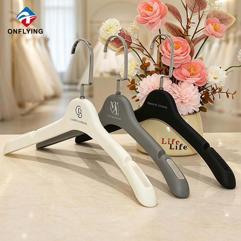 Luxury Eco-plastic Surface Lightweight Thick Dress Plastic Rubber Coated Hanger Set Supplier China