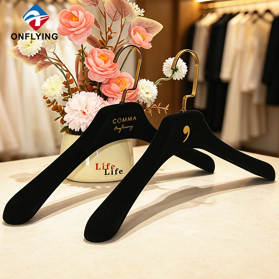 Fournisseur de cintres de boutique de luxe en velours floqué noir doux haut de gamme à la mode de qualité supérieure Chine