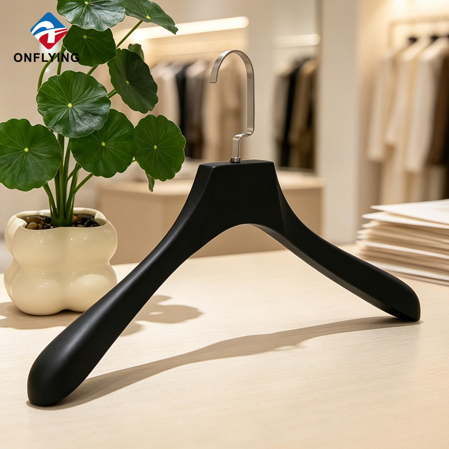 Tamanhos de logotipo personalizado para todas as ocasiões Cabide sólido de madeira resistente e suave Fornecedor adequado e acessível China