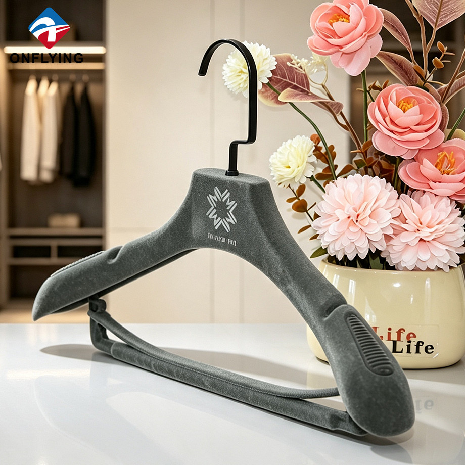 ไม้แขวนเสื้อสูทพื้นผิวนุ่มระดับพรีเมียมไม้แขวนเสื้อ Flocked Hanger หรูหราแบบกำหนดเองที่ประเทศจีน