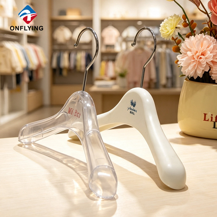 Neue Arrival-Kunden spezifische Kunststoff-Baby-Kleiderbügel für Einzelhandels-Boutique-Display