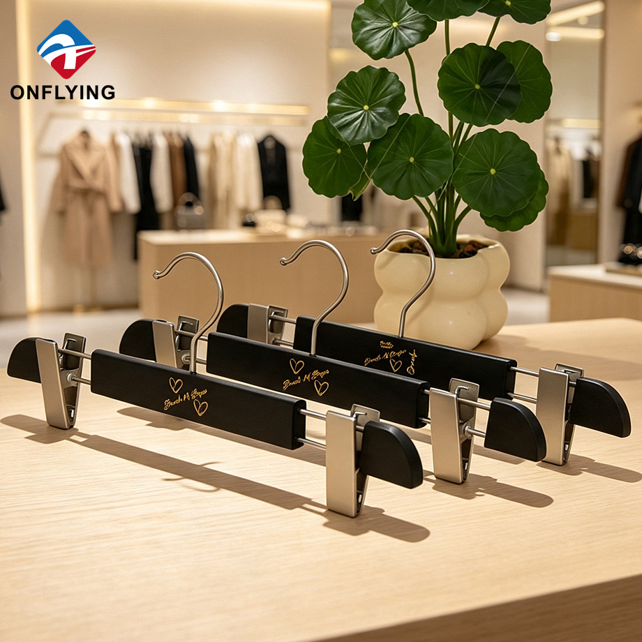 Perchas de madera negras multiusos versátiles de alta calidad para pantalones de hombre con clips Proveedor China