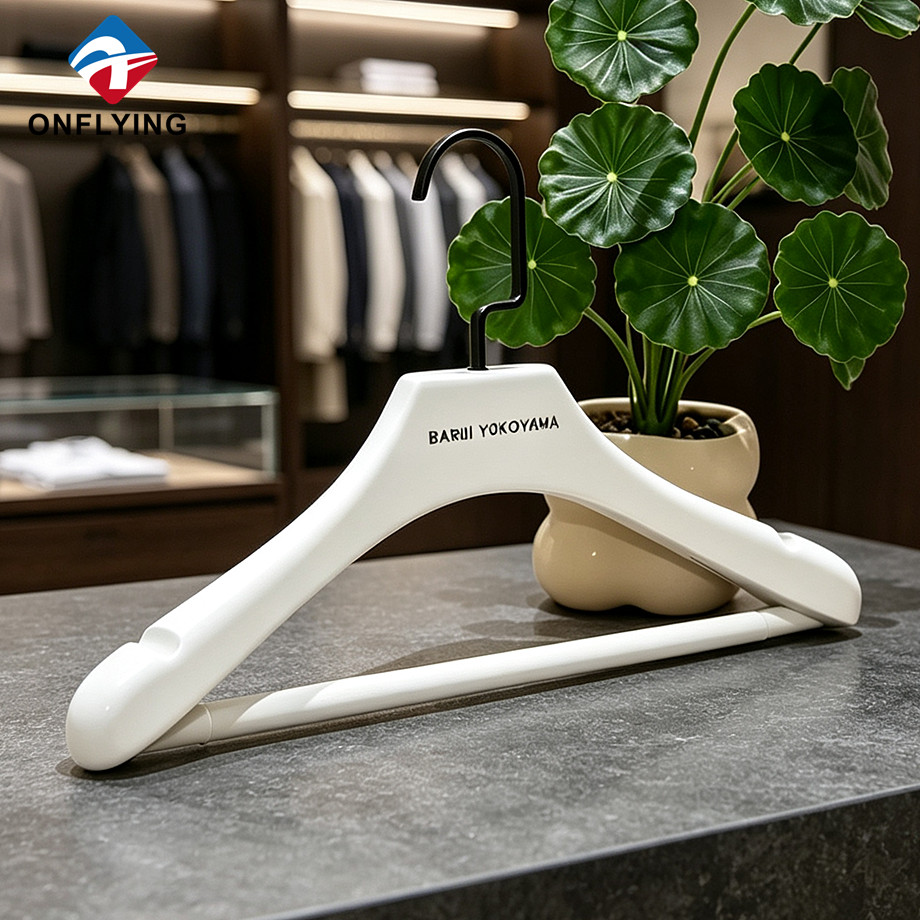 Cintre de vêtements en bois blanc solide poli brillant lisse d'affichage de luxe avec fournisseur de barre Chine