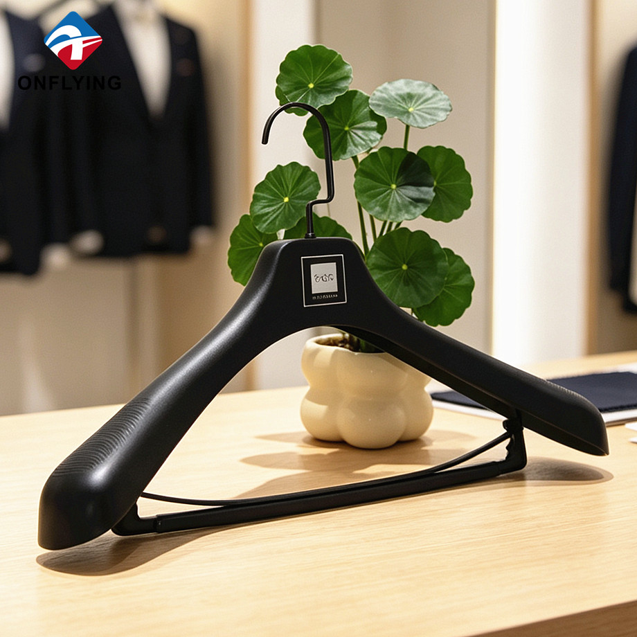 Tienda de trajes de alta calidad, ropa resistente personalizada, percha de plástico de hombro ancho, fábrica China