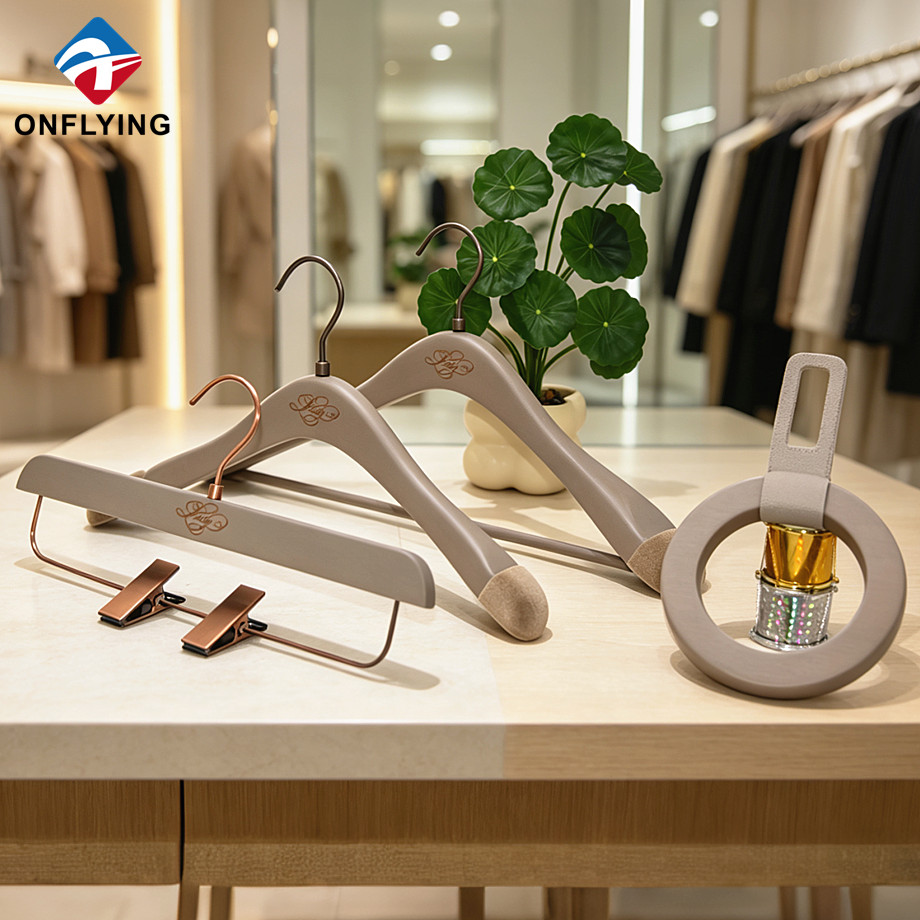 Premium-Kleiderbügel aus Holz mit individuellem Logo: Neu eingetroffen für High-End-Bekleidungsboutiquen