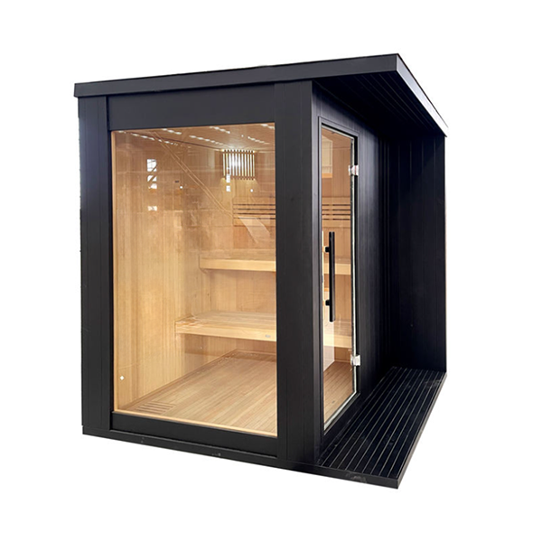 ساونا تقليدية بالبخار الرطب باللون الأسود في الهواء الطلق