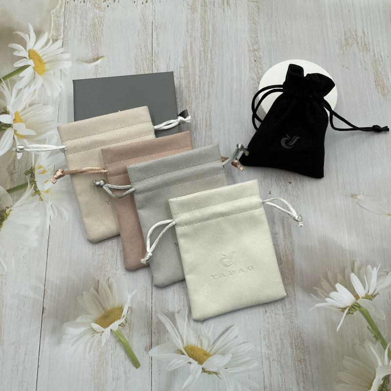 لوازم جانبی محبوب فروشگاه جواهرات با مواد میکروفیبر کیسه بسته بندی هدیه کریسمس در انبار