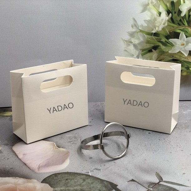 손잡이가 달린 멋진 흰색 보석 종이 가방 반지 팔찌 목걸이 선물 가방