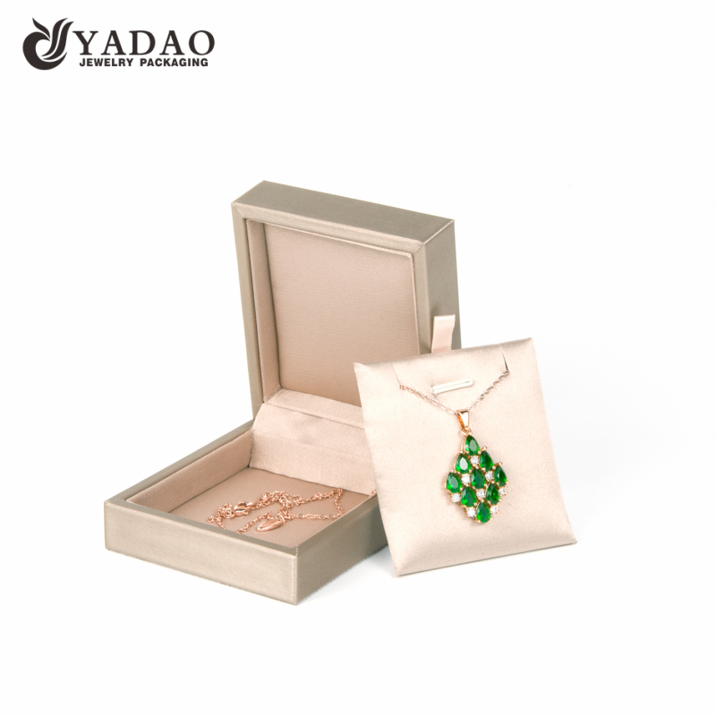 يمكن للصندوق البلاستيكي الحريري الفاخر اختيار أي لون بشعار مخصص خاص به