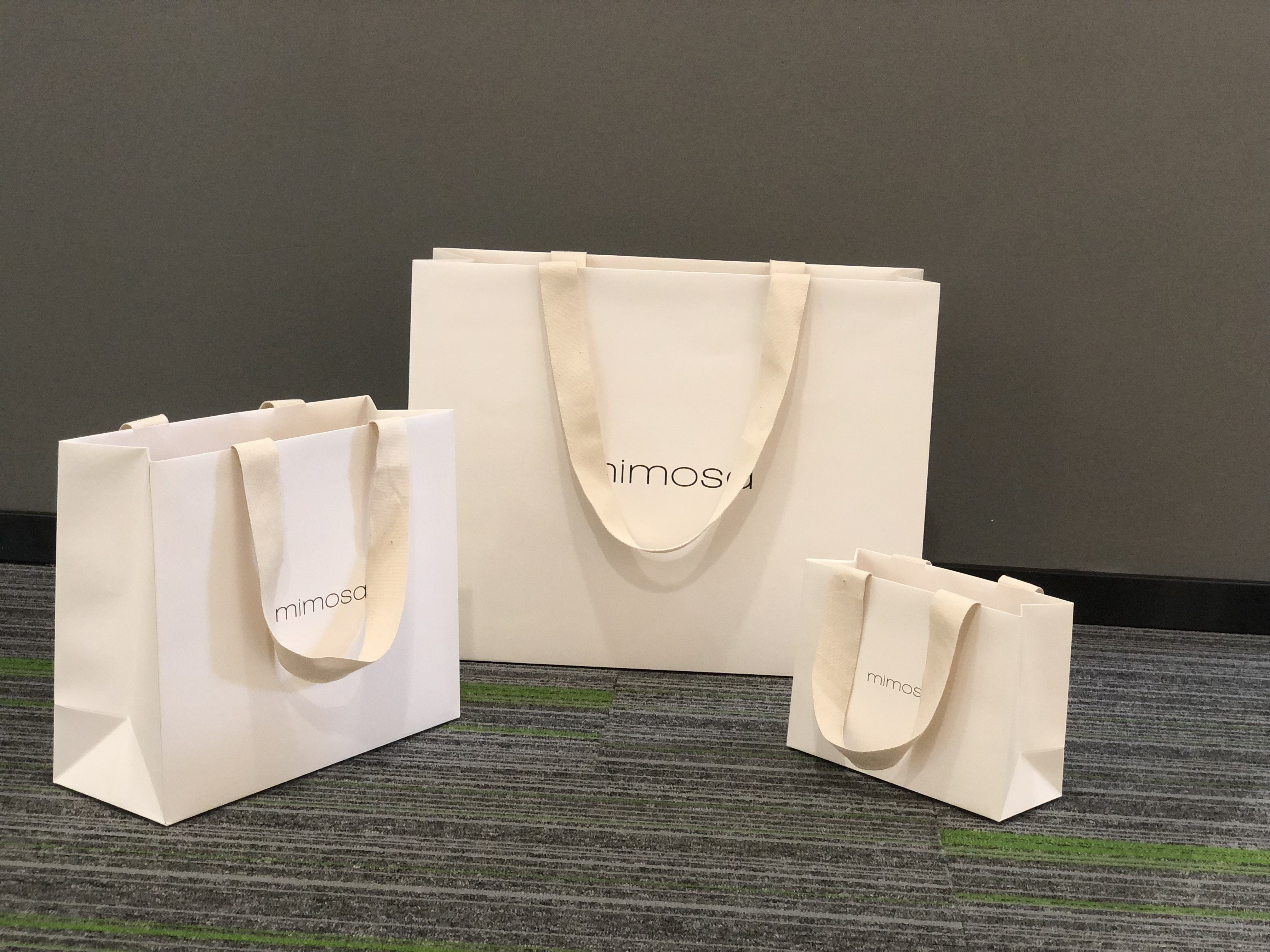 Προσαρμοσμένη χάρτινη τσάντα με υφή σε φυσικό μπεζ χρώμα με συσκευασία αγορών από καμβά