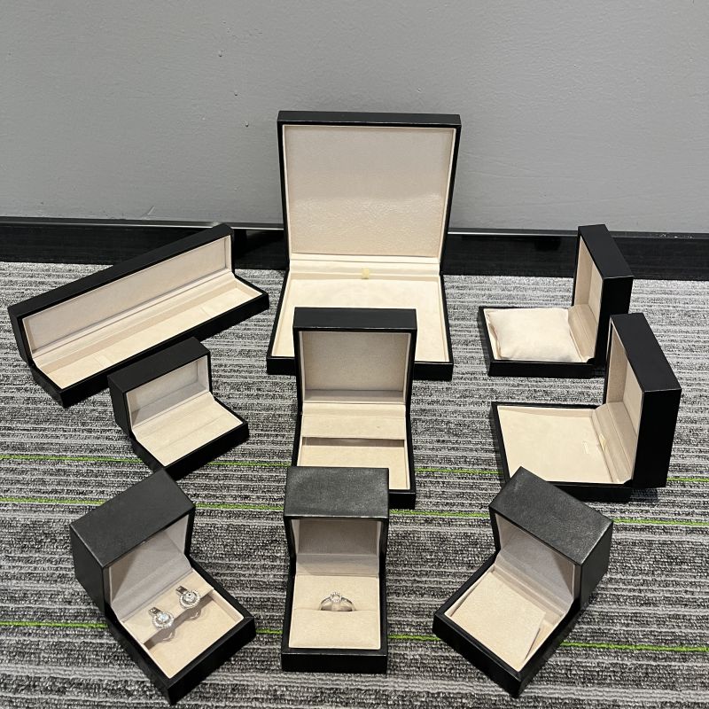 giá cả phải chăng sang trọng cao cấp màu đen phong cách bao bì đồ trang sức bằng da pu hộp