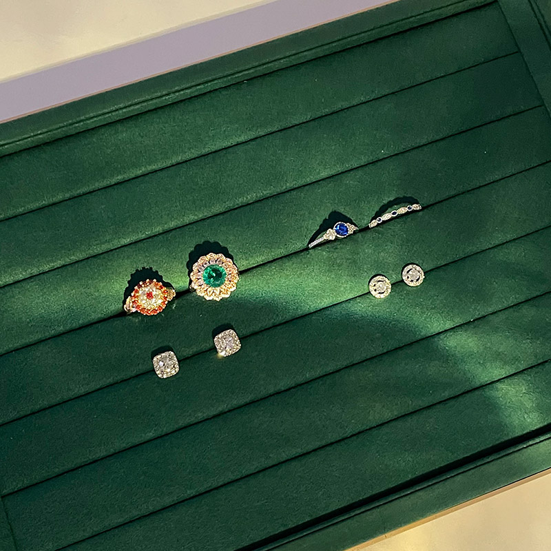 الإطار المعدني الأخضر ستوكات حلقة فتحات عرض المجوهرات تخزين العداد