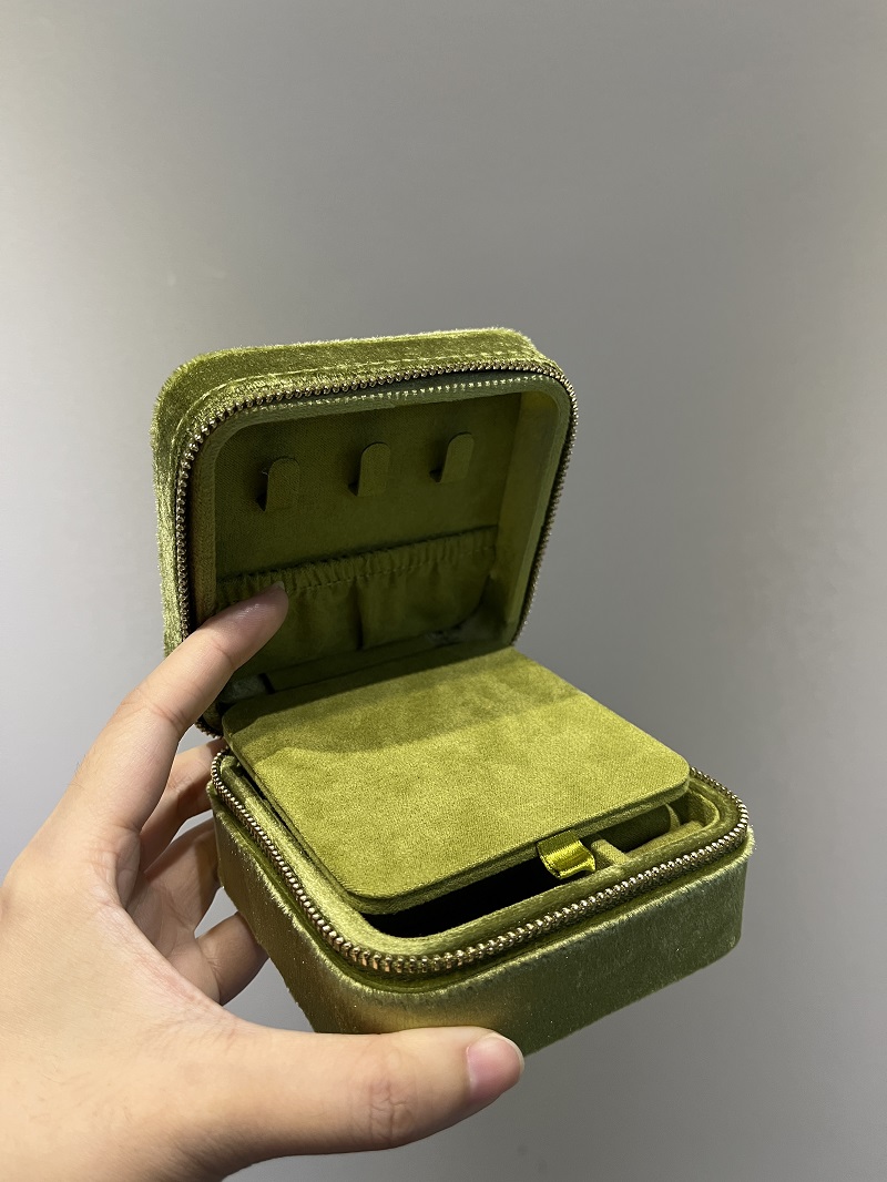 부드러운 벨벳 보석 액세서리는 거울이있는 크리스마스 생일 선물 포장 미니 여행 케이스를 구성합니다.