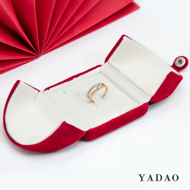 طقم صندوق مجوهرات مخملي أحمر صيني مع صندوق قلادة وسوار وحلق حلقي