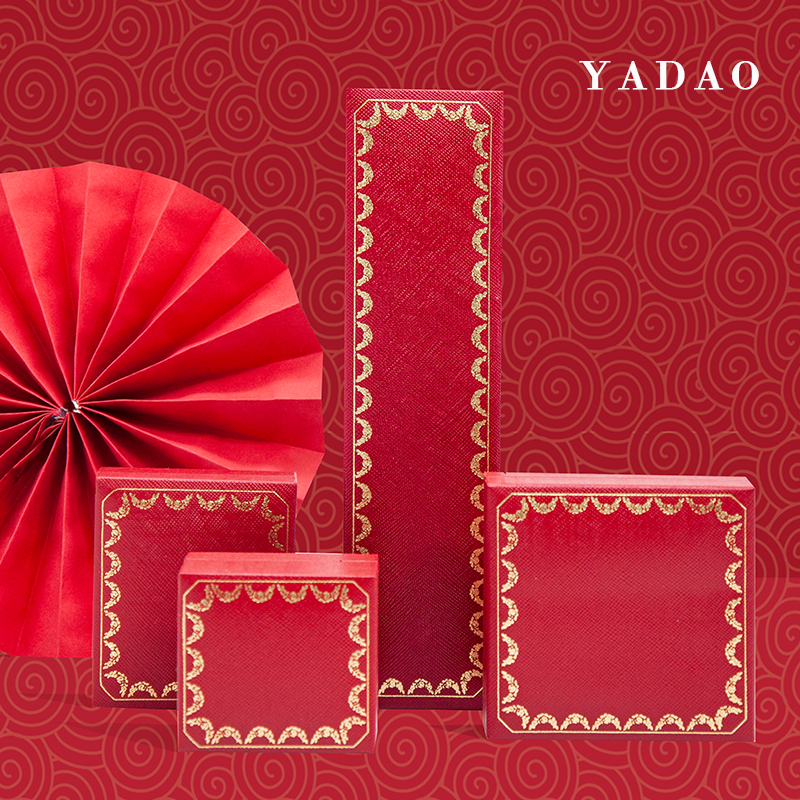 صندوق مجوهرات أحمر مع شريط دانتيل ذهبي بلون شعار مخصص