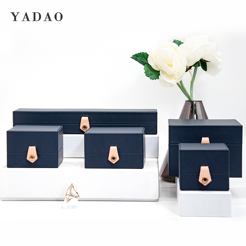 صندوق مجوهرات من المواد الجلدية الفاخرة مع مشبك للبيع بالجملة