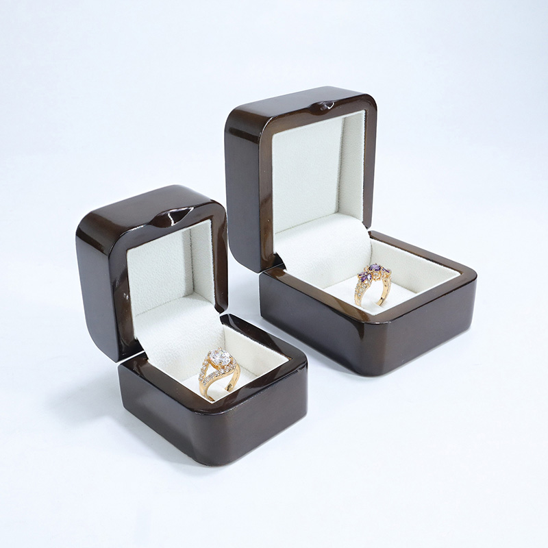 صندوق خشبي بتصميم جديد رائج البيع تصميم شعار ملون مخصص مجاني لعرض تغليف المجوهرات