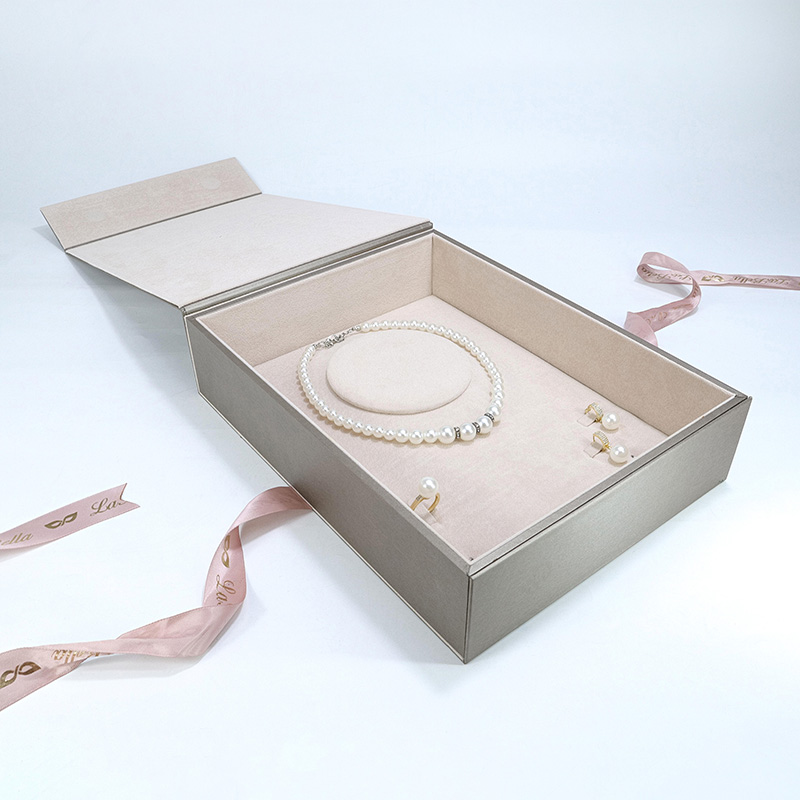 تصميم جديد لصندوق كتب كبير من الورق المقوى مع تزيين حريري لتغليف مجموعة المجوهرات