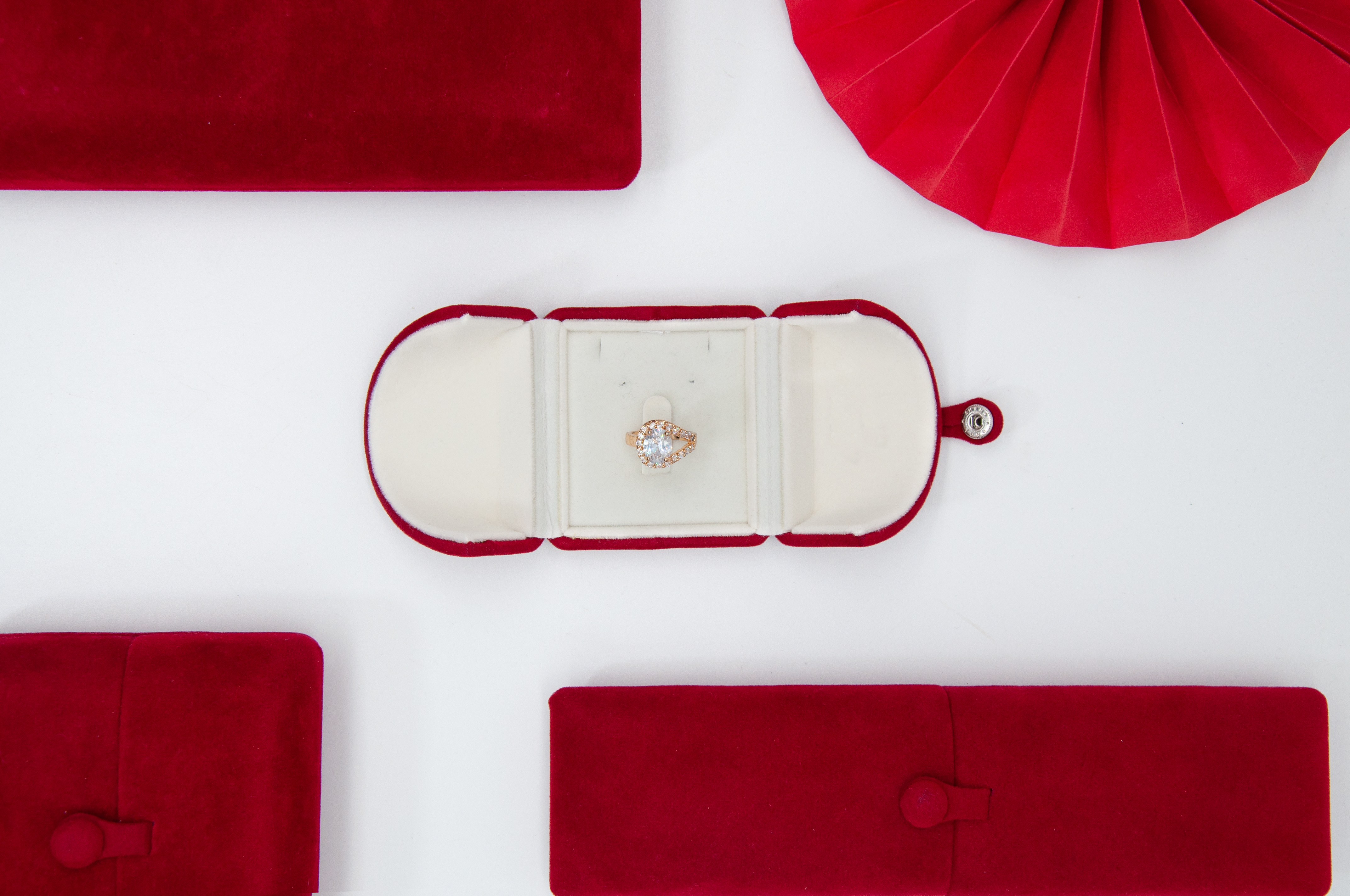 Yadao Engros Custom smykkeskrin dobbelt åben dør fløjl emballage halskæde vedhæng Ring boks