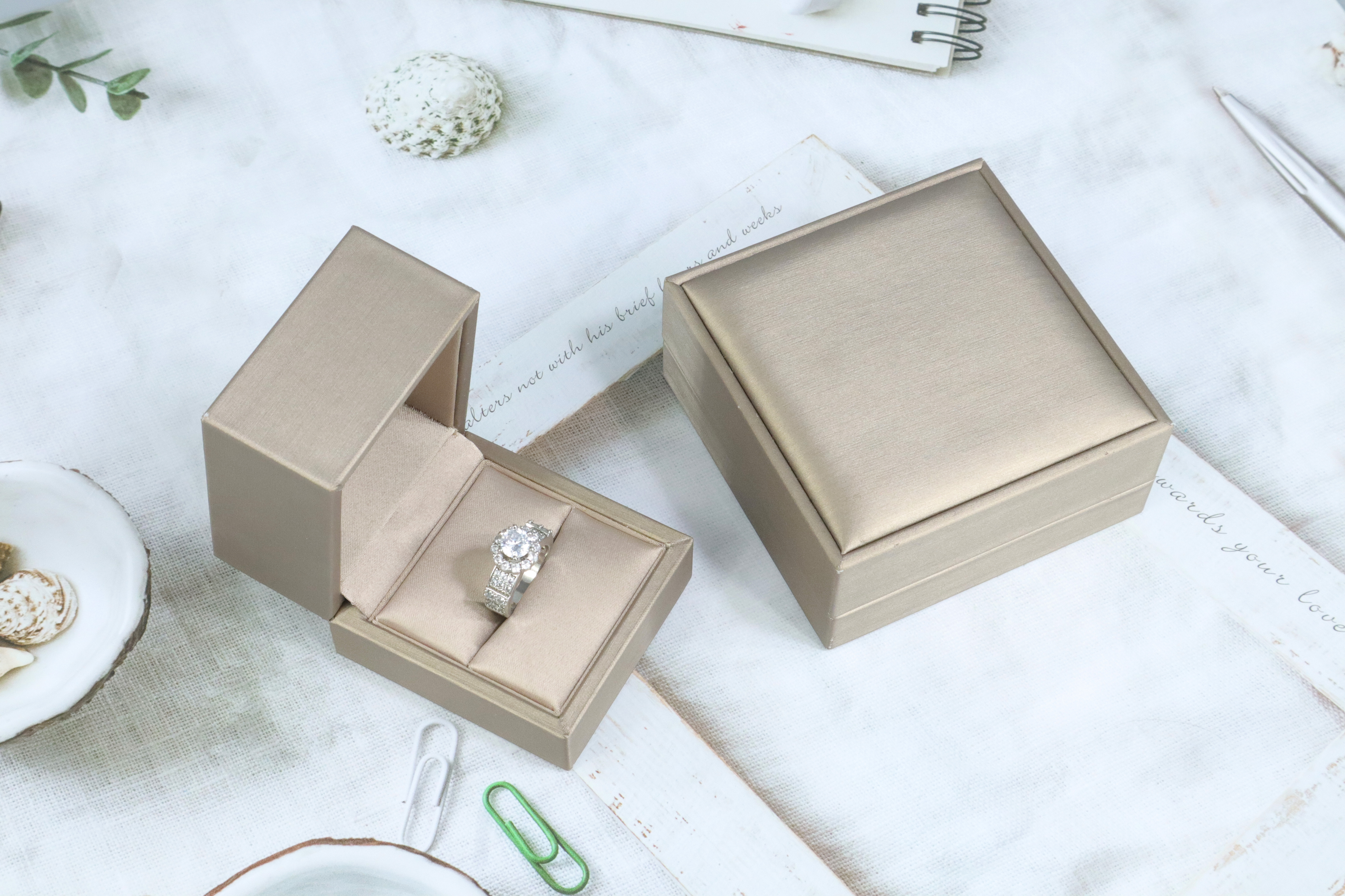 Modedesign-Schmuckkästchen Pu-Lederverpackung Kostenloses benutzerdefiniertes Farblogo