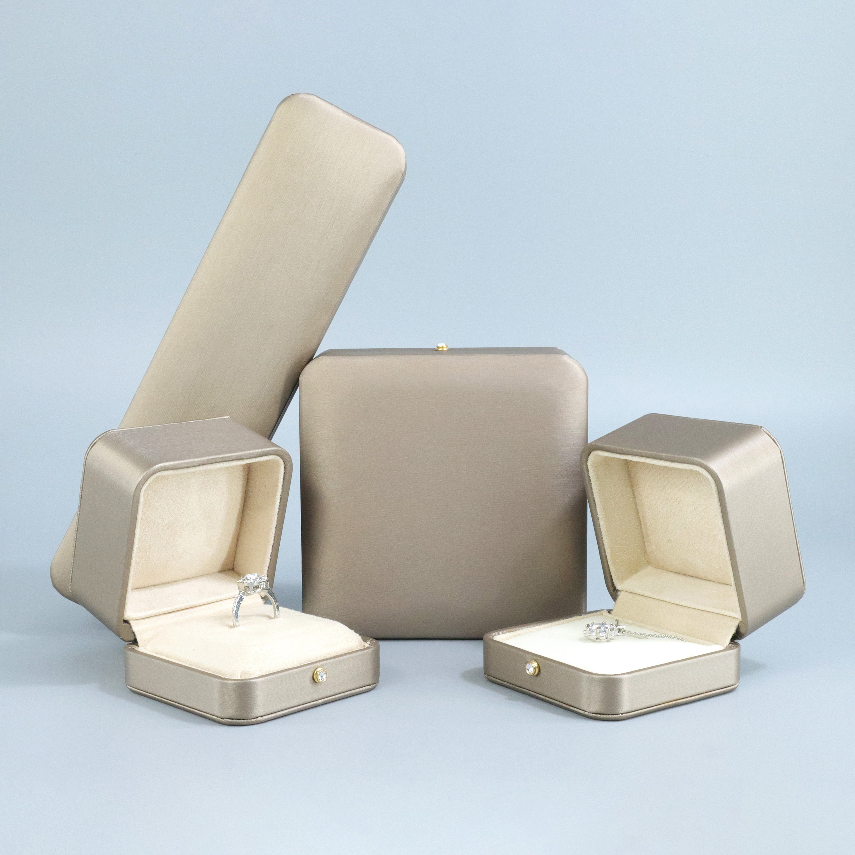 Set aus modischen, luxuriösen, abgerundeten Flip-Boxen aus Leder in Braun mit Logo-Schmuckkästchen in individueller Farbgröße