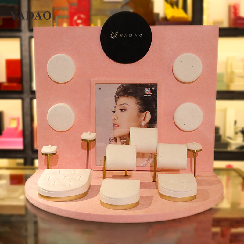 Présentoir de bijoux avec panneau de fond magnétique, ensemble d'exposition de bagues, bracelets et boucles d'oreilles de couleur personnalisée rose