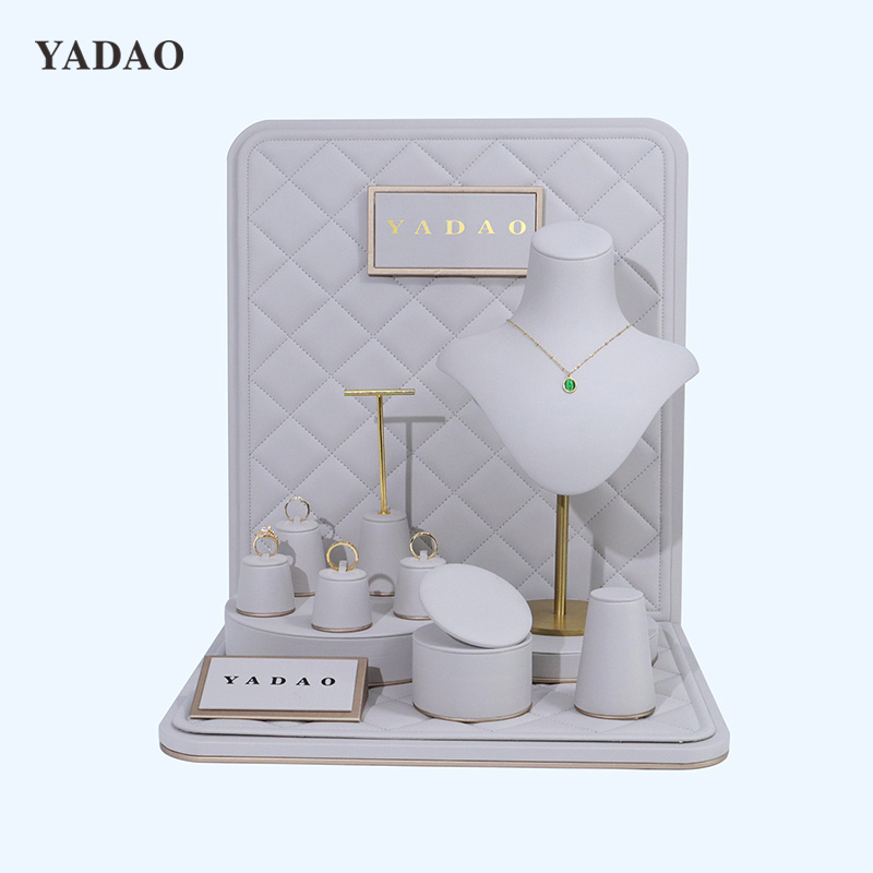 Luxuriöser Schmuckständer aus grauem Leder. Gitterelement-High-End-Ausstellungsständer. Erschwingliche Schmuckhalter