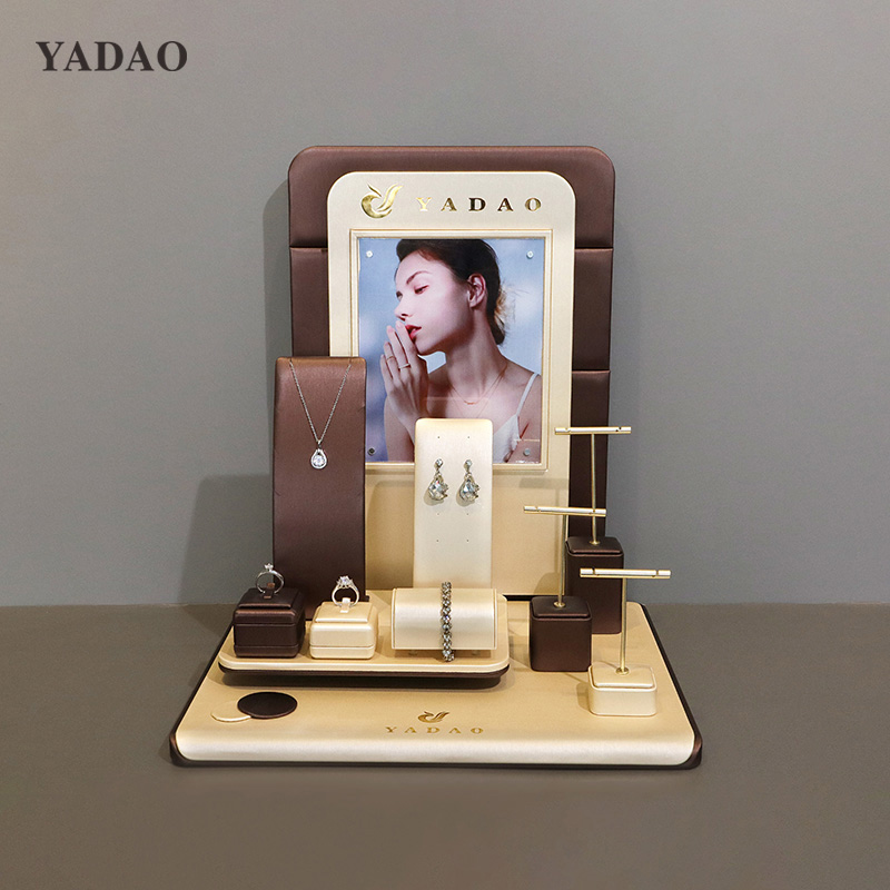 패션 주얼리 액세서리 부티크 쇼핑 디스플레이 소품 작은 세트 쇼 디자인 브라운 컬러 pu 가죽 포스터