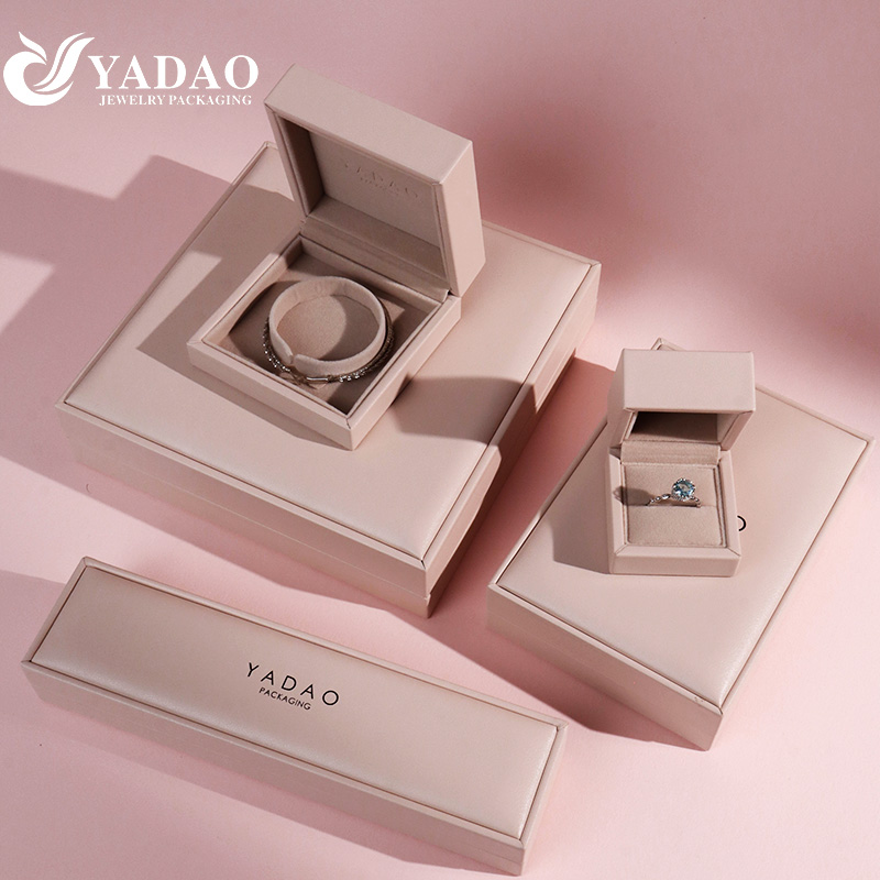 Różowy skórzany w stylu klasyczny pierścień