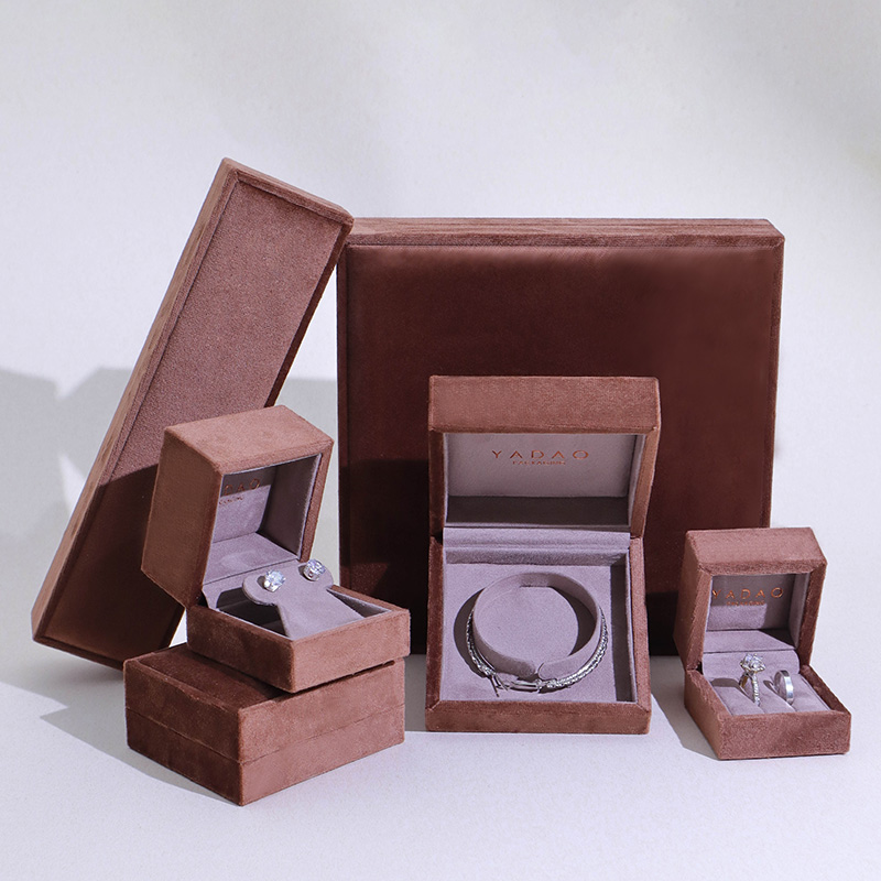 مخمل قهوه ای رنگهای سفارشی رنگهای نقره ای جواهرات طلای نقره ای گوشواره های بسته بندی جعبه پلاستیکی