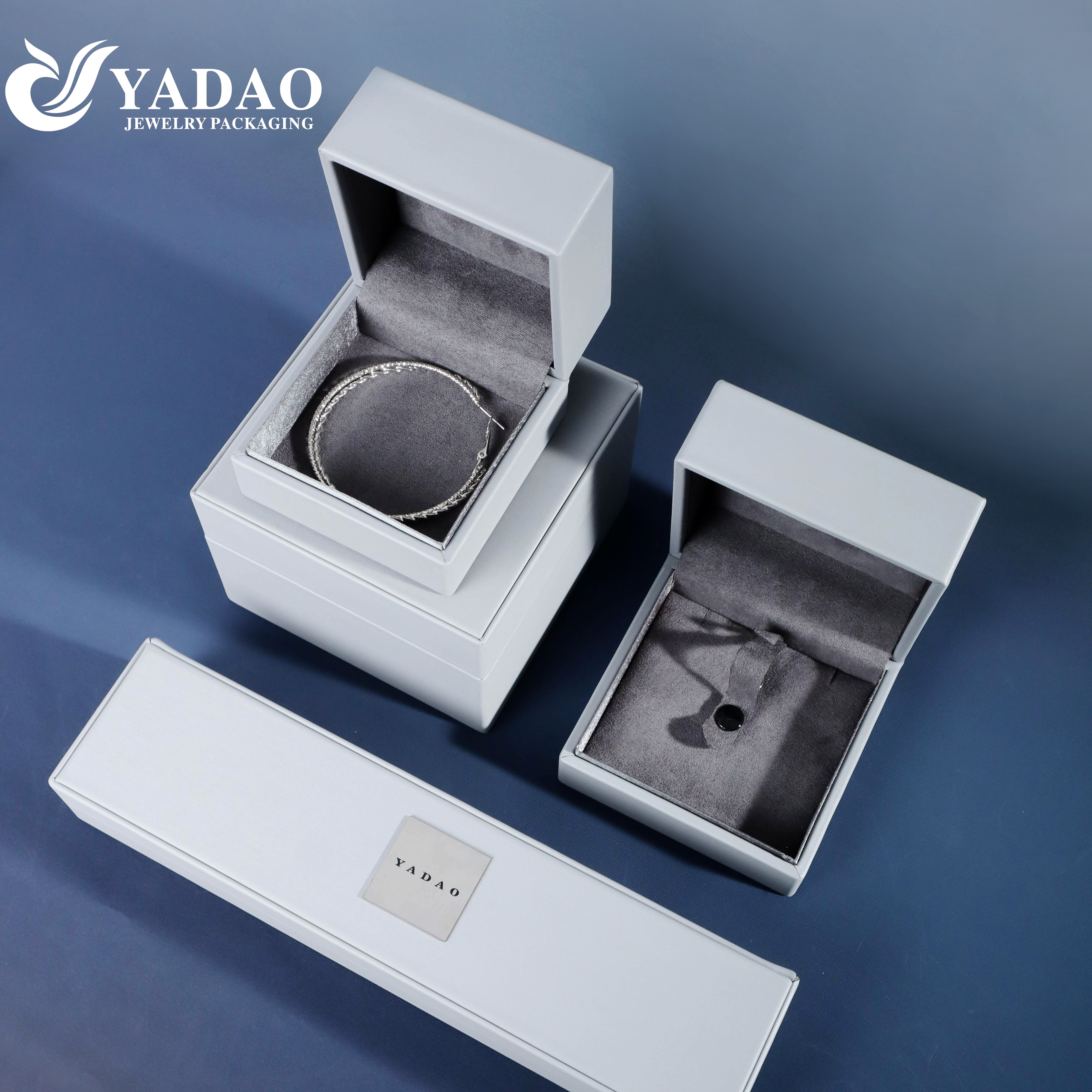 Plat logo logam gaya kelabu muda Bespoke Bangle Gemstone Bekas Perhiasan Bekas