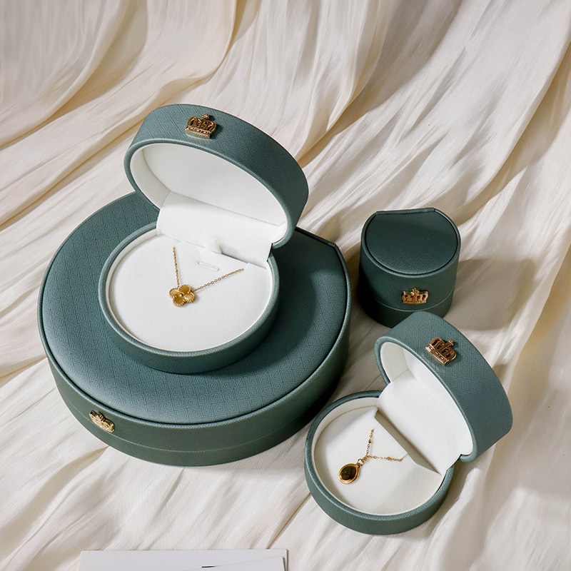 Zielona skórzana owalna wysokiej klasy biżuteria