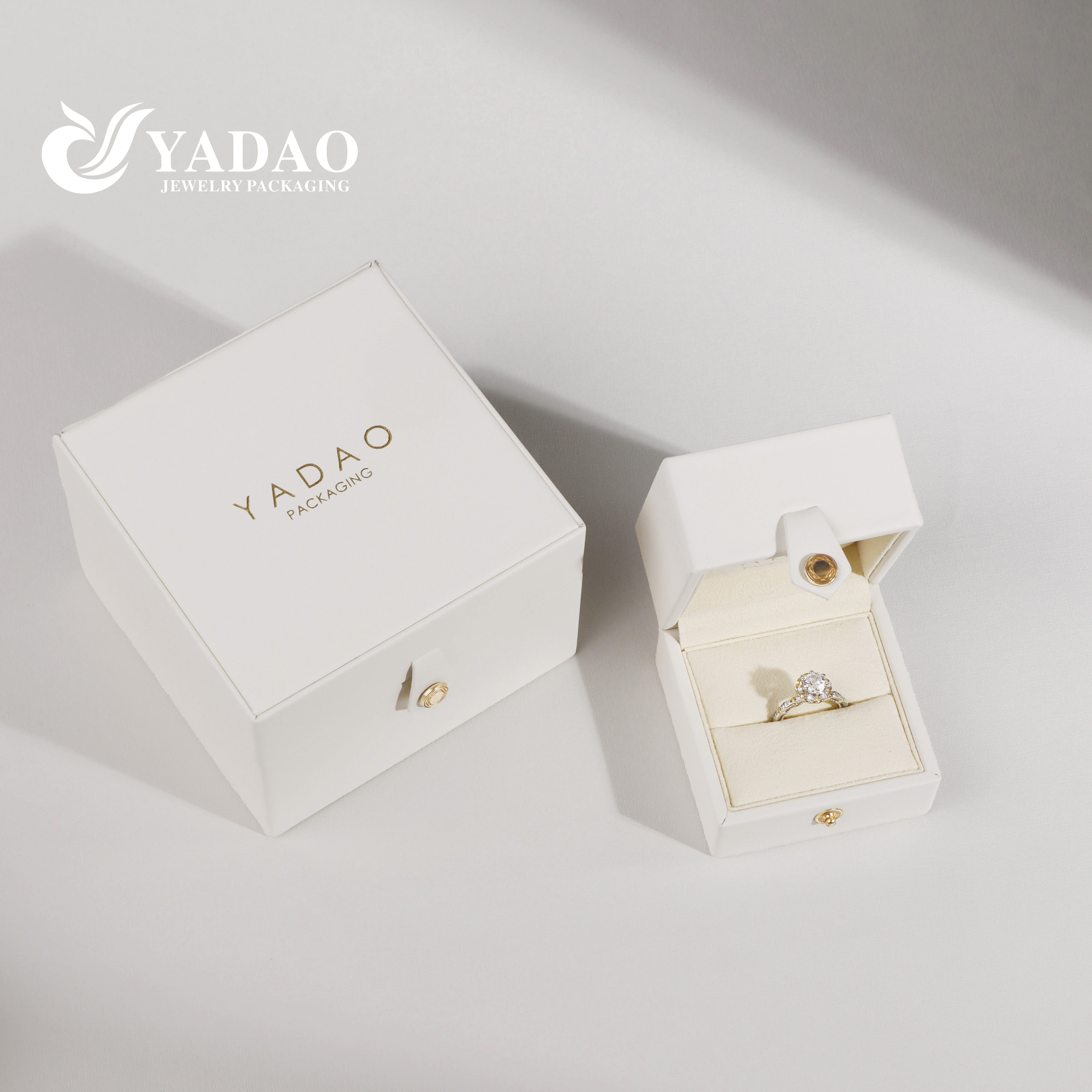 Kulit putih elegan Perhiasan High End Wedding Berlian Cincin Tombol Kemasan Kotak Desain Kustomisasi