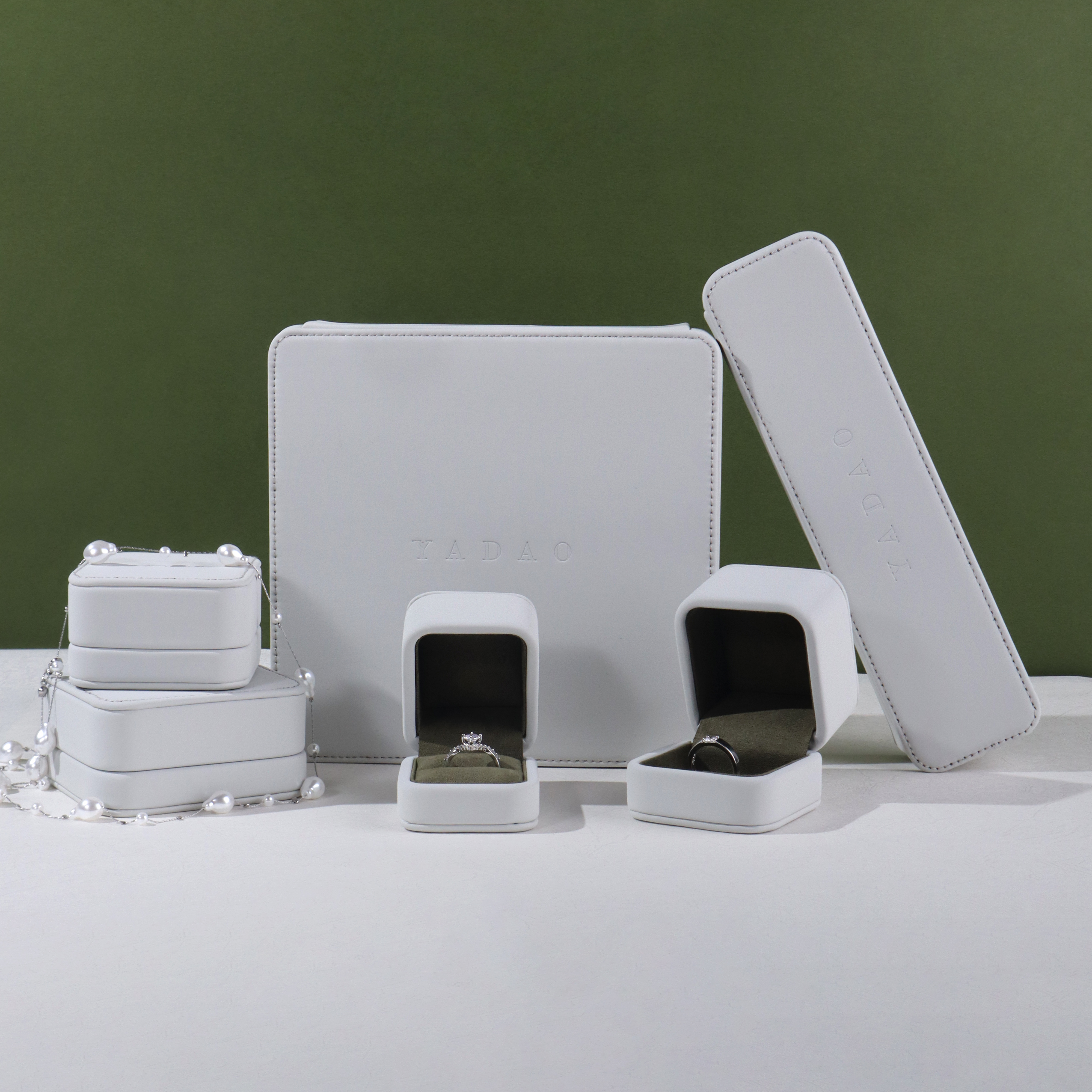 Set di cofanetti per gioielli bianchi con anello, orecchino, collana, braccialetto, braccialetto