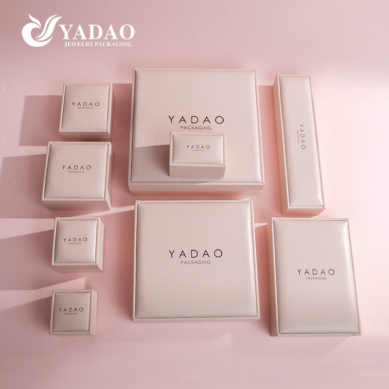 เครื่องประดับหนังสีชมพูเนื้อนุ่มบรรจุภัณฑ์กล่องตัวเลือกหลายขนาดต้นทุนที่แข่งขันได้