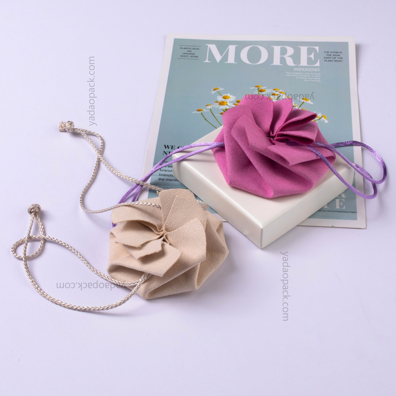 閉じたポーチは花のように見えます