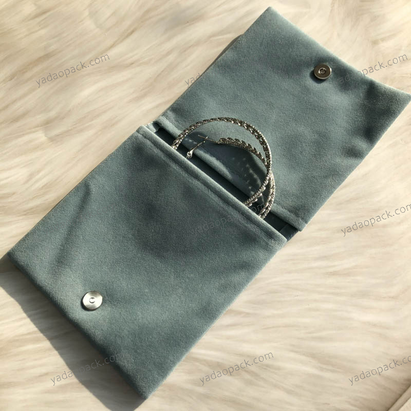Estuche de terciopelo azul agua con bolsillos dobles