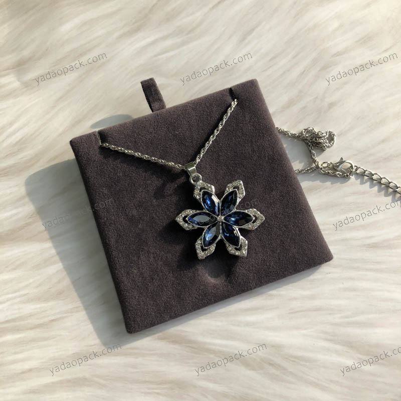 Estuche de terciopelo azul agua con bolsillos dobles