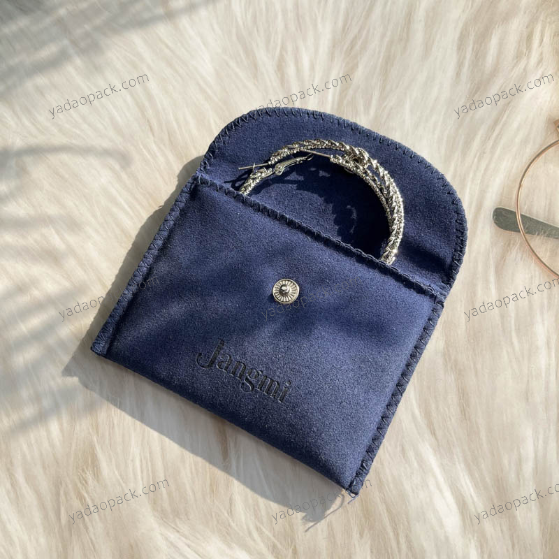 周りにステッチが施されたロイヤルブルーのマイクロファイバージュエリーポーチ