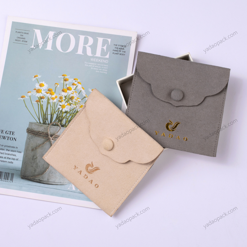 スナップ留めのベージュとグレーのマイクロファイバーポーチ