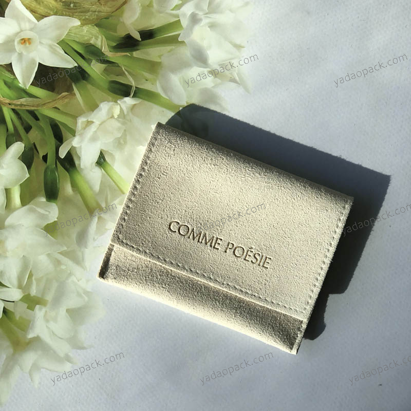 Bolsita sobre de microfibra en material grueso acabado