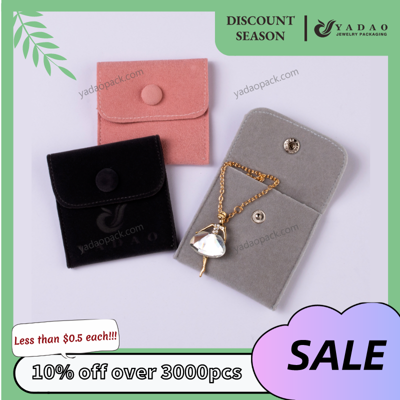 Estuche pequeño de terciopelo con botones